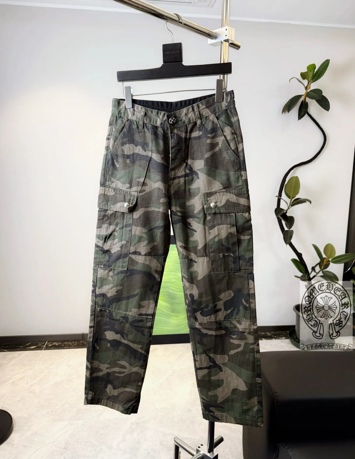 P280 Style number: D312 Chrome Hearts Chrome Hearts camouflage work jeans Color #Camouflage Size #S-Xxl (28 30 32 34 36) 28 Waist 74 Hip 102 Length 101 30 Waist 78 Hip 106 Length 102 32 Waist 82 Hip 110 Length 103 34 Waist 86 Hips 114 Pants length 104 36 Waist 90 Hips 118 Pants length 106 SIZE#28 30 32 34 36 (s m l xl xxl)